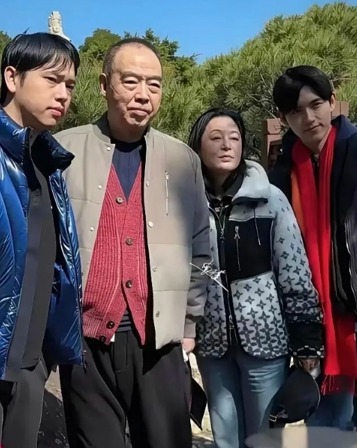 72岁的陈凯歌已是暮年，56岁的陈红也青春不再，俩人看上去年龄差距并不大。
两个