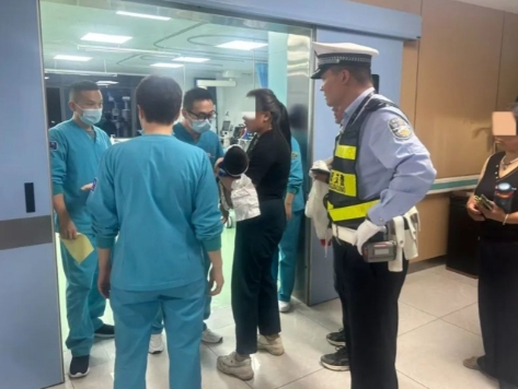 贵阳交警争分夺秒护送坠伤儿童就医
【来源：贵阳市公安交通管理局_交管动态】
20