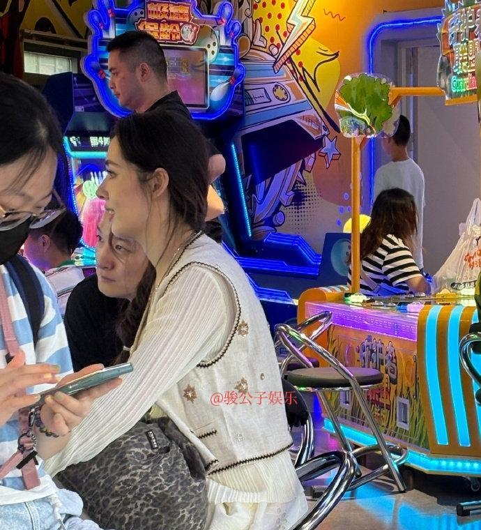 女神居然也爱打游戏吗？近日，郭碧婷现身某大型电玩城，和朋友一起打游戏。当日她身穿
