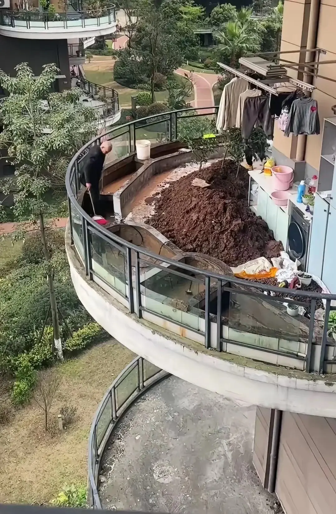 不怕阳台承重不足，塌了吗？