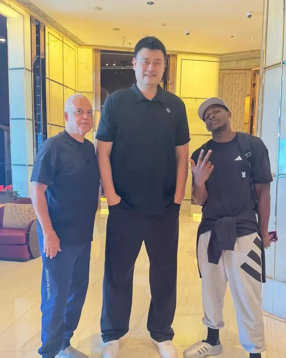 森林狼球星爱德华兹真是太狂妄自大了，他竟然想要隔扣中国传奇名宿姚明！最近爱德华兹