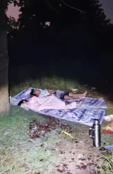  贵州，有一名男子跟邻居凌晨4点去河边夜钓，在穿过一片小树林的时候，发现有两名钓