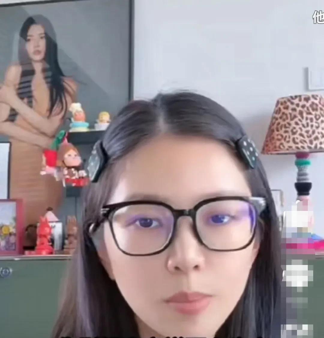网友肯定的认为杜淳老婆王灿会生二胎。王灿本人在直播间里说：“不要这么肯定。”
1