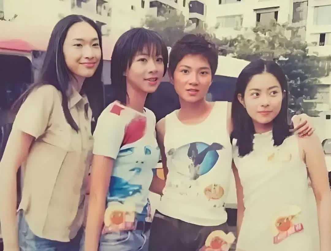 没有人想到，这四个女孩子几十年后会这么火，红遍亚洲吧？看这四个女孩子，当时还是那