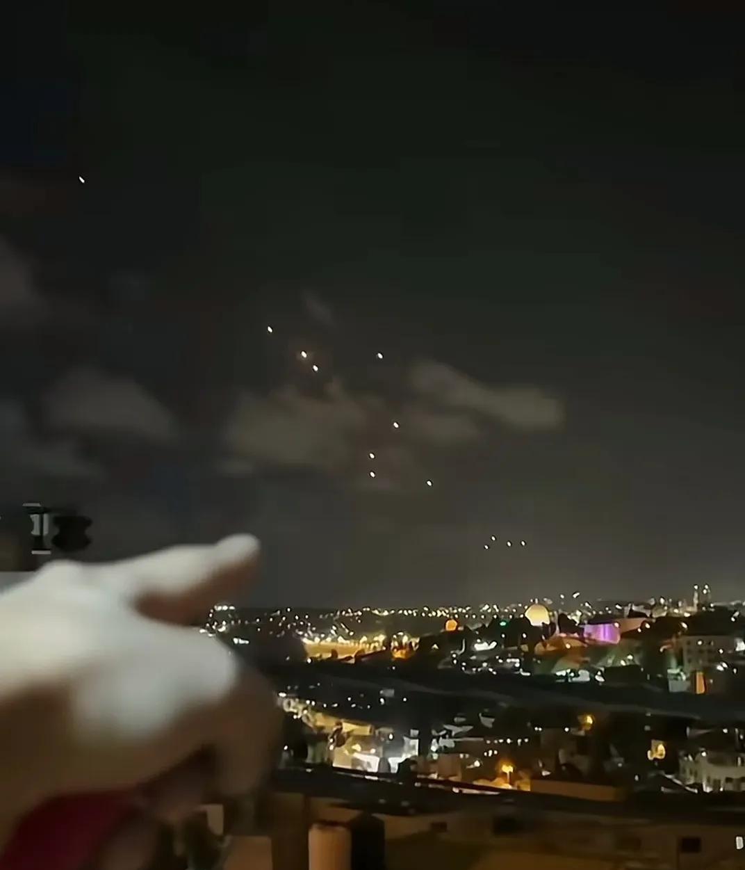 呼叫伊朗导弹，坐标发电厂，炼油厂，高科技产业，犹太人密集区，每一颗划破夜空的赤焰