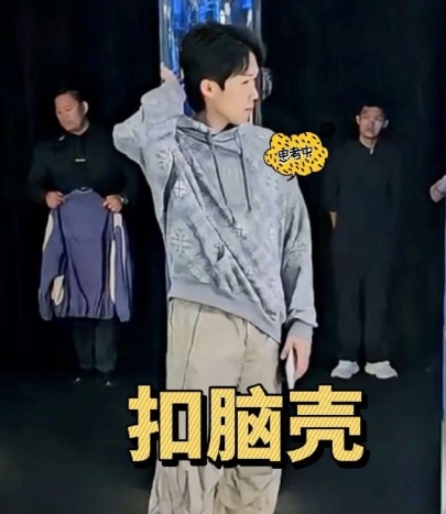 运动套装也能穿出高级感，王楚钦选择复古条纹卫衣搭配现代剪裁长裤，完美平衡经典与创
