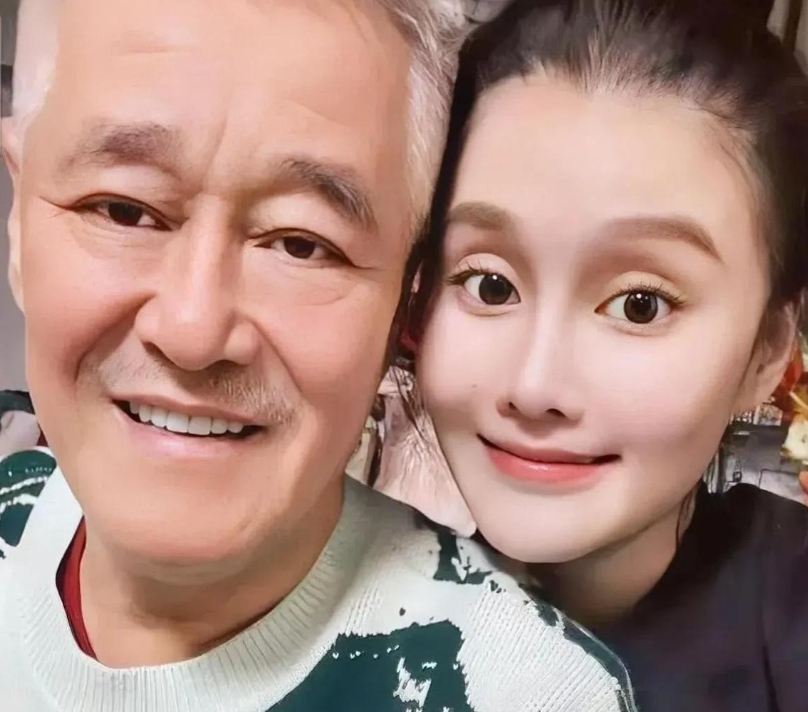在娱乐圈的星二代里，赵本山闺女球球那可是相当“拽”。25岁的她在直播间一边啃着冻