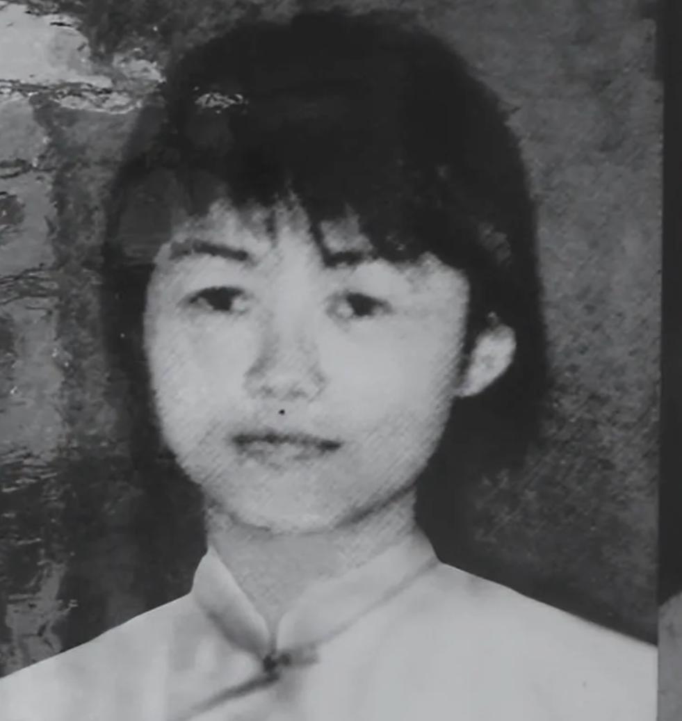 1943年地下党员叶致英被人逼婚，但她不认识男方，便不同意结婚，就向上级申请调往