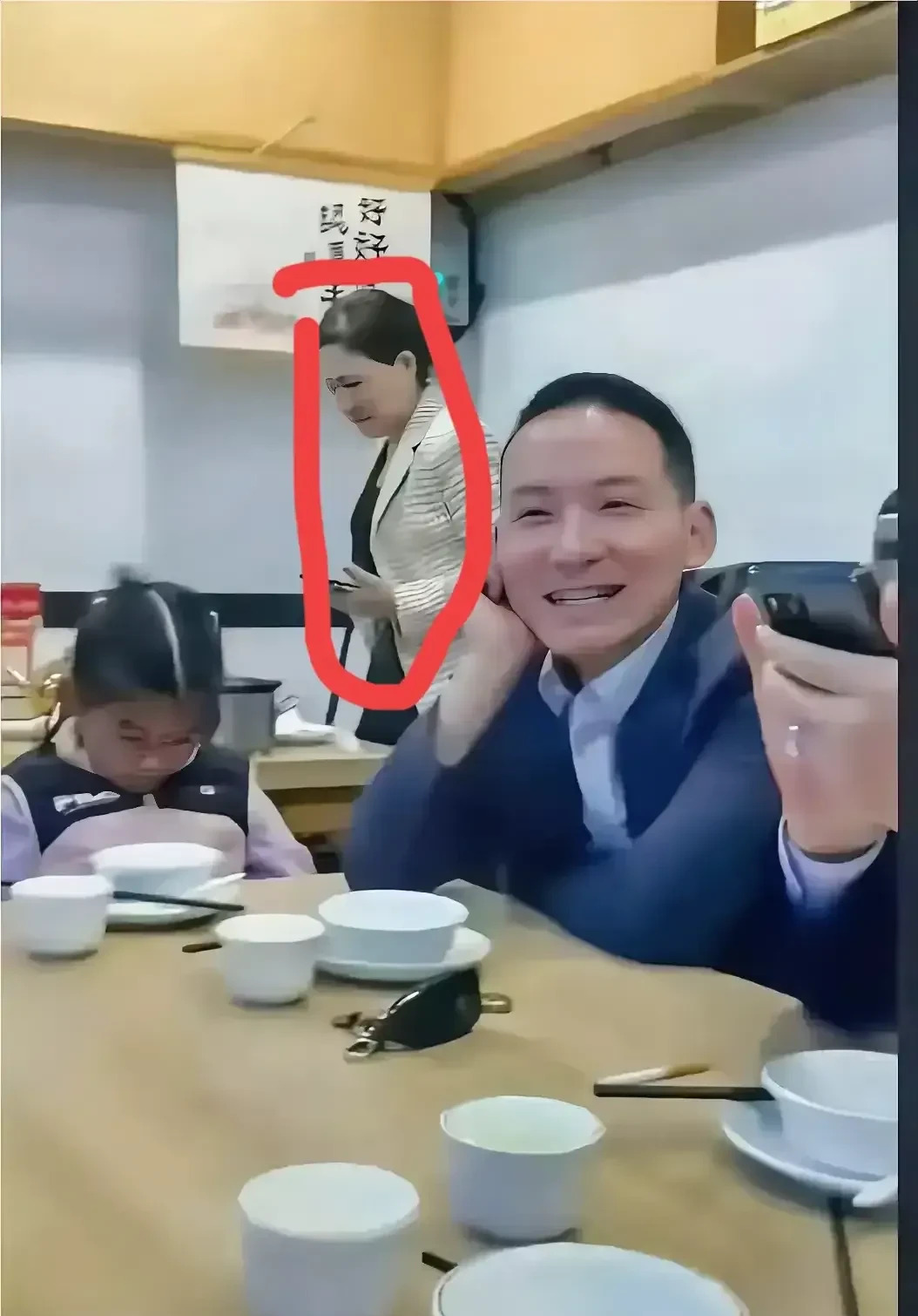 谢浩男妈妈现身之谜











谢岳一家高调直播寻子后续，网友们却发现