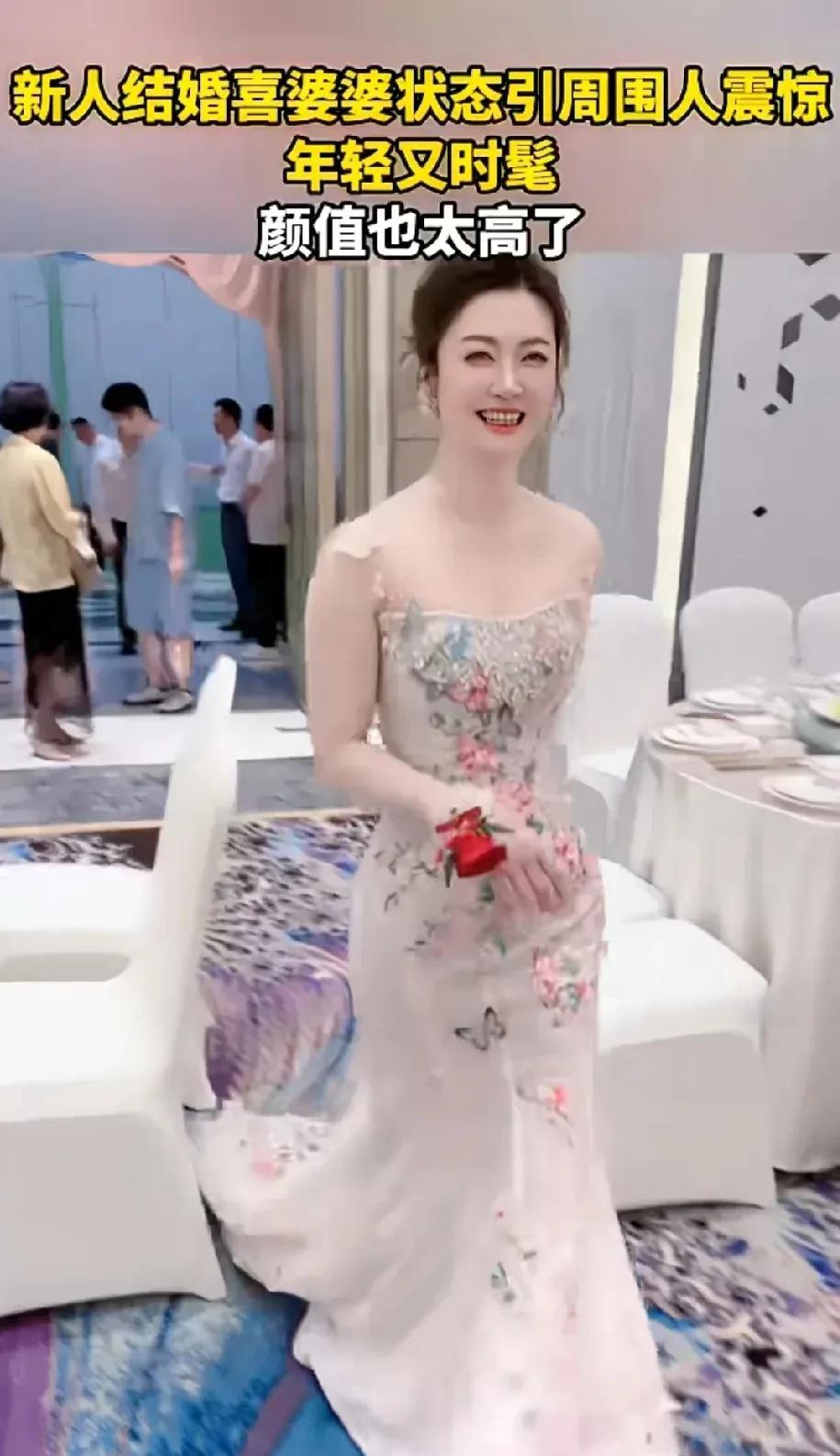 婚礼上最出风头的婆婆，是“活出自我”的典范，还是“不懂分寸”的极致？
婆婆太年轻