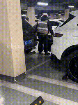 代驾将车开回停车场，喝醉酒车主疯狂掰车门，代驾：大气不敢喘！