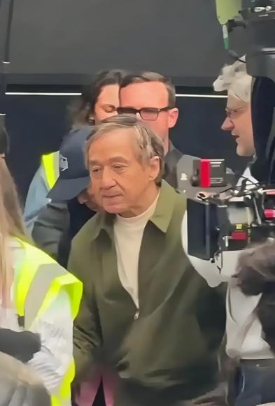 71岁的成龙大哥。
给所有男人都上了一课。
那就是不管你多有名，多有钱，但是教育