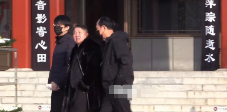 关键时候还是老人靠得住
唐嫣父亲算是给大家吃定心丸了
终于不用猜测人家怎么样了，