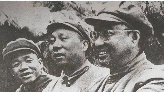 1981年韩先楚回乡探亲，与乡亲亲切交谈后，随即向军区下一道命令