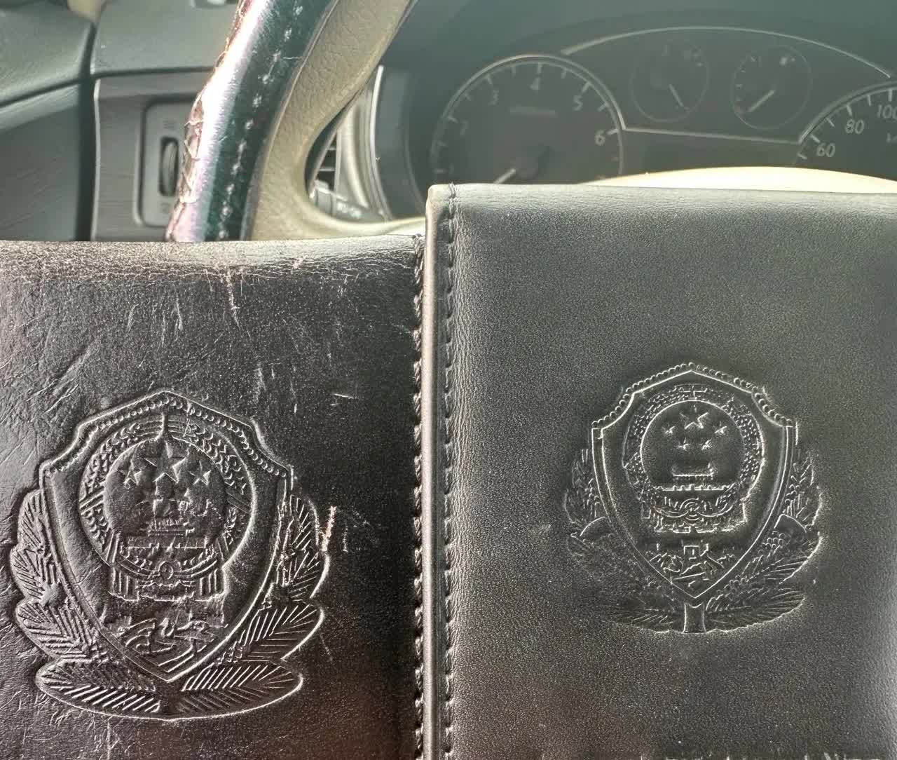 能看出哪本是没收来的吗？
早几年没收过一本假警官证！
那些年手机科普还没有现