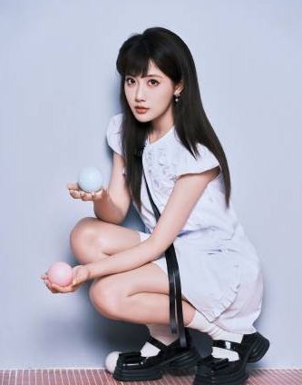 谁还没被李艺彤的《未闻花名》唱哭？前奏刚起就被拉回过去，夏天的蝉鸣、关于约定的回