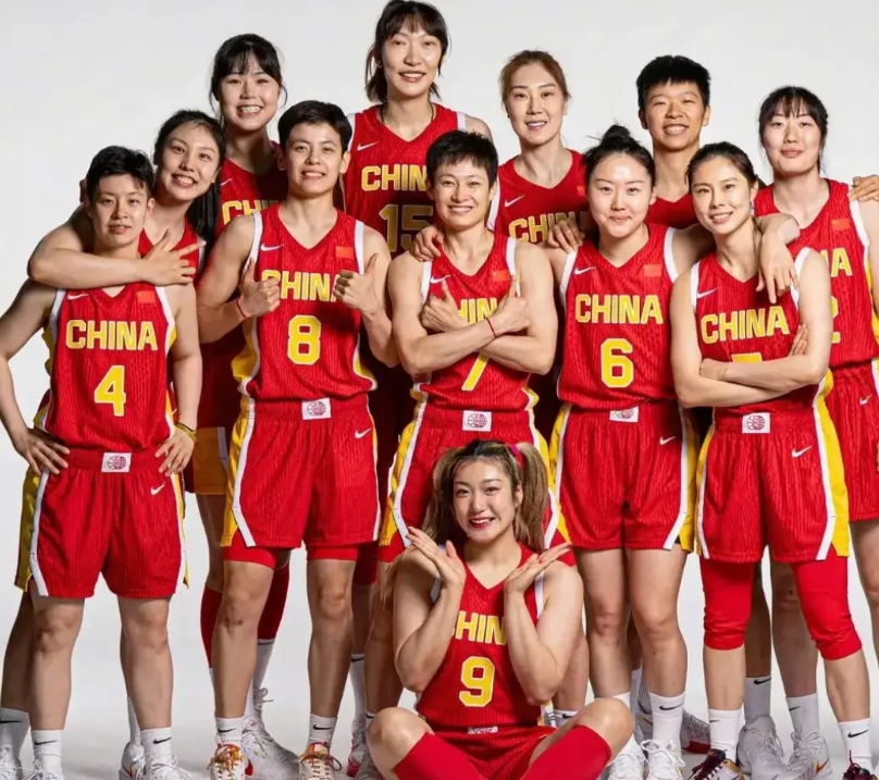 在新25年女篮集训名单上，和24年对比只少了伍桐桐和大白孙梦然，变动其实不大。还