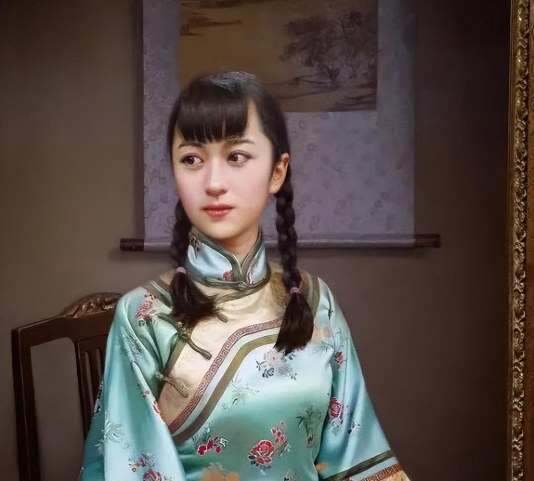 1904年，通房丫李氏，站着侍奉丈夫与正妻长达33年。这日，她正在盛饭。谁知，管