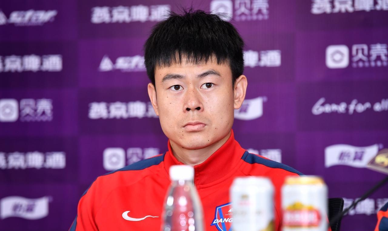 最近，媒体报道了一位28岁的重庆球员温天鹏的情况
温天鹏，赶上了中超金元时代的尾