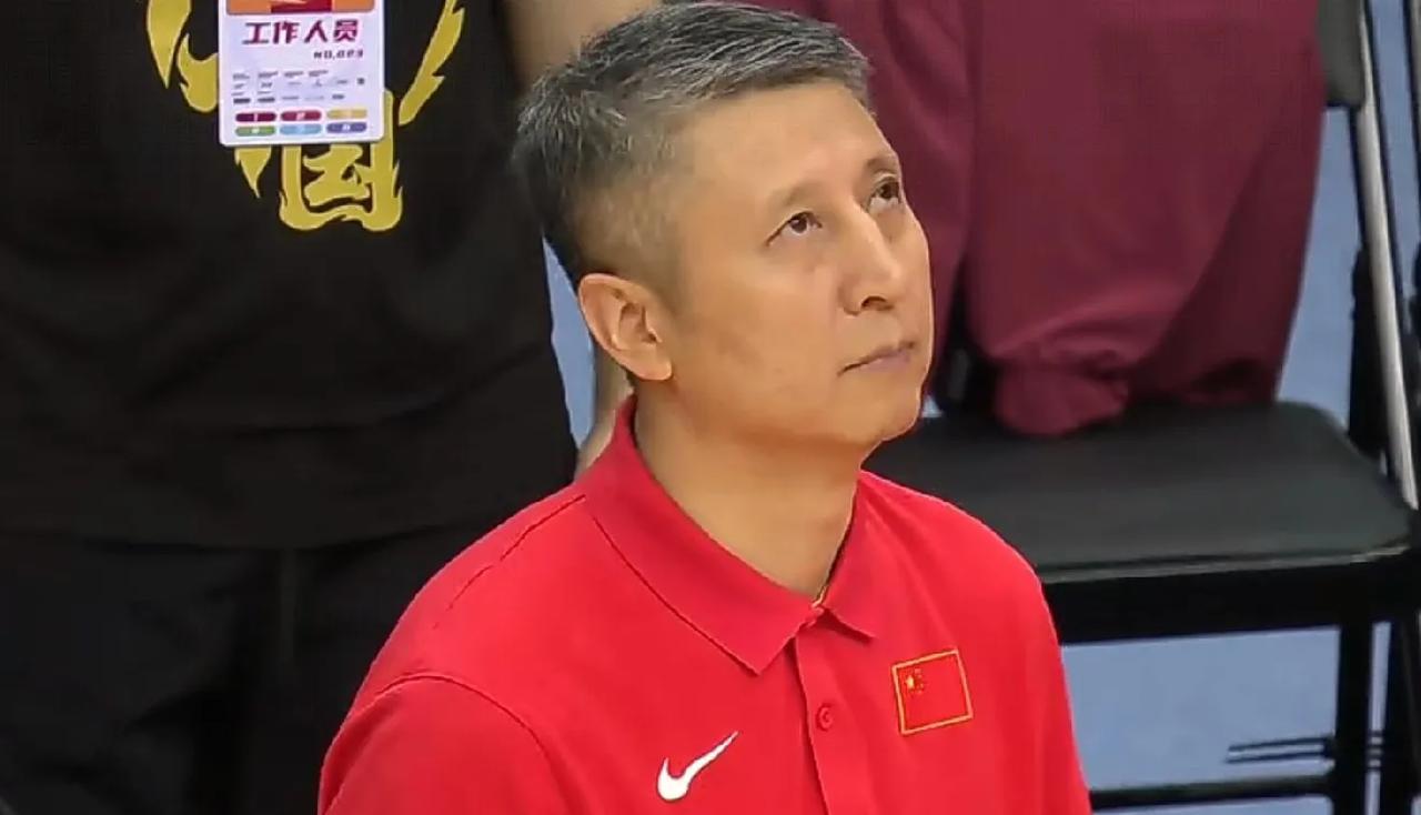中国男篮90:70大胜波黑，首发三人不合格，只有胡金秋一人得分上双。反而是替补打
