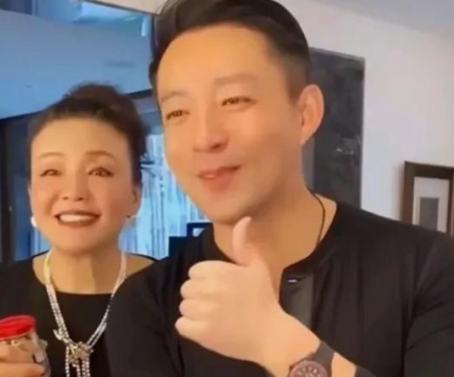 如果汪小菲听到大S死了不管不顾，那才叫冷血动物呢！
 
她毕竟是俩孩子的妈，俩孩