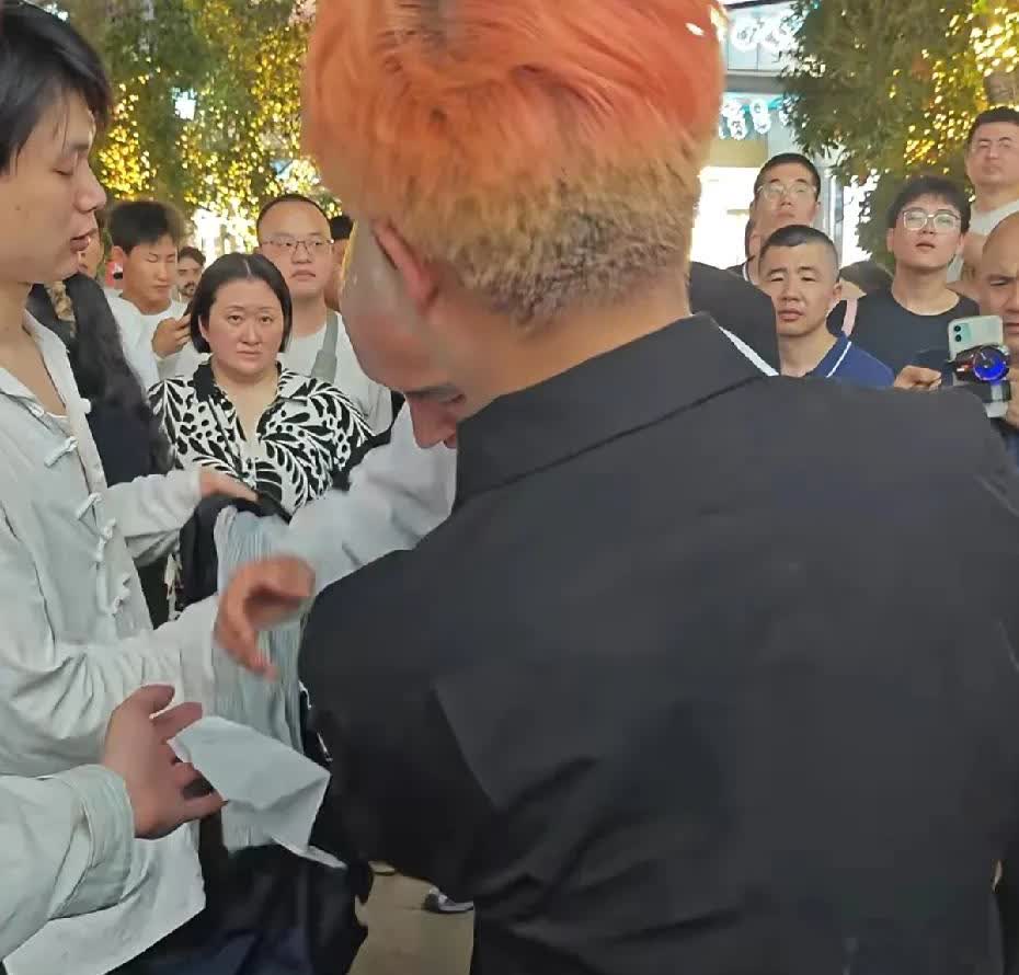 网友:自己二婚了，去看孩子还跟前妻一起睡。现如今到我了，老公和前妻一直联系，甚至