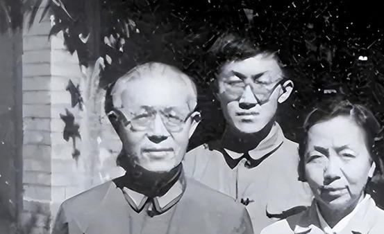 副政委恢复职务，又靠边站，后拟任政委，情况有变，与正职擦肩！
“1975年5月1