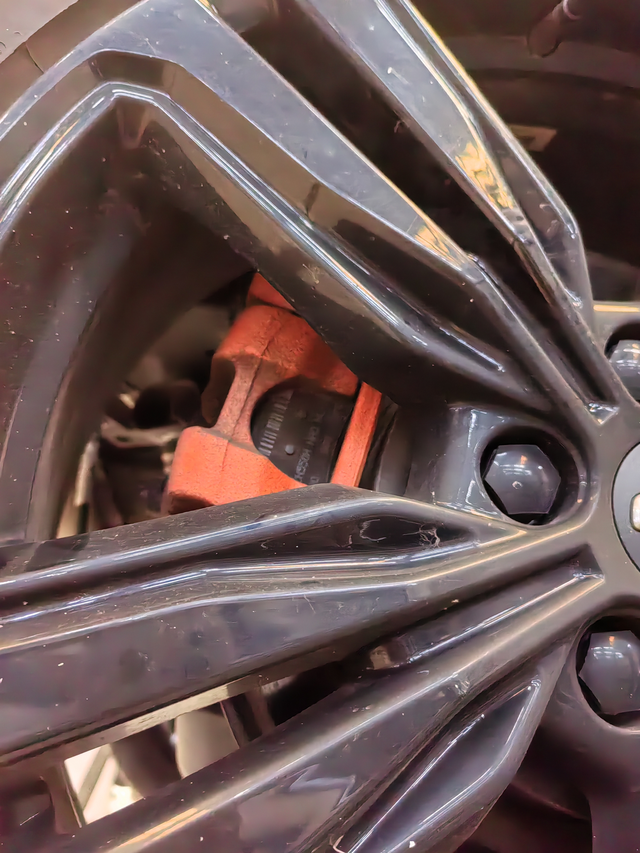 给小车做保养
今天给车保养耗时3个都小时才完事，车太多了空港都跑这边做保养