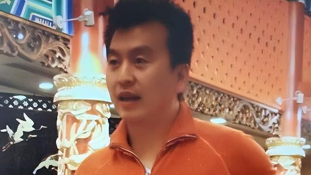 出生河南的张泽群，是个普通家庭的孩子，爸爸妈妈都是很老实本分的普通人