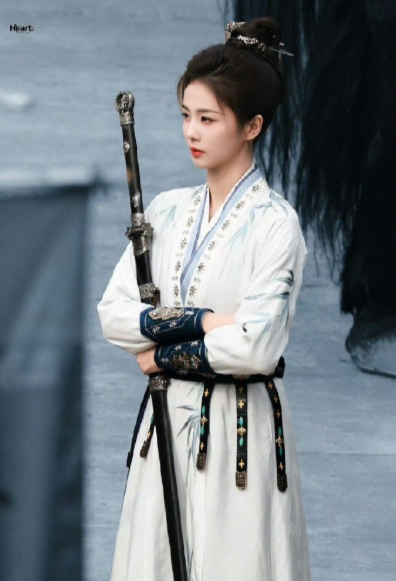 看完预告就被白鹿的李佩仪深深吸引了，从闺阁女子到独立探案的身份转变自然又充满力量