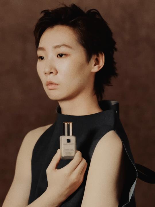 六面体的美，曼昱的妆容好高级，冷峻与刚毅全齐了！
不得不说，雅诗兰黛选人有品味。