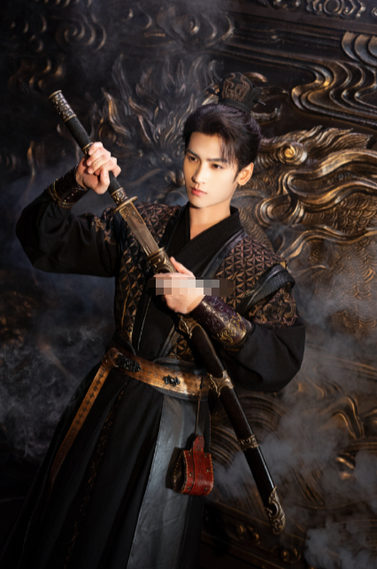 黄俊捷的古装适配度从来不让人失望，《大宋奇闻录》官宣造型冷冽又帅气，劲装配高束发