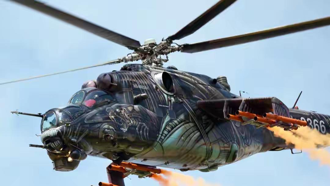AH-1“眼镜蛇”VS米-24“雌鹿”，一不留神看对眼就“合体”了？