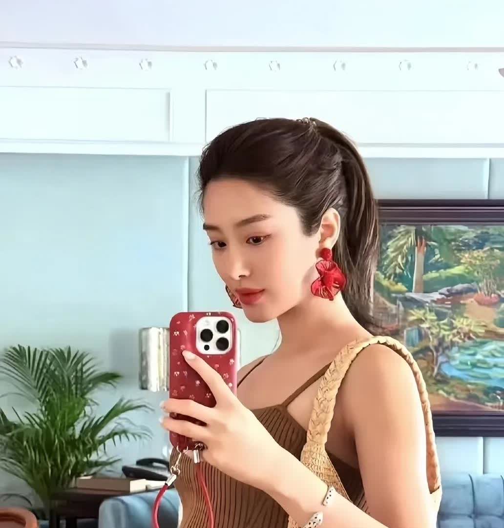 杨采珏确实怀孕了
孩子爸爸是谁
反正不是他的前男友
刘亦菲的干爹陈金飞
