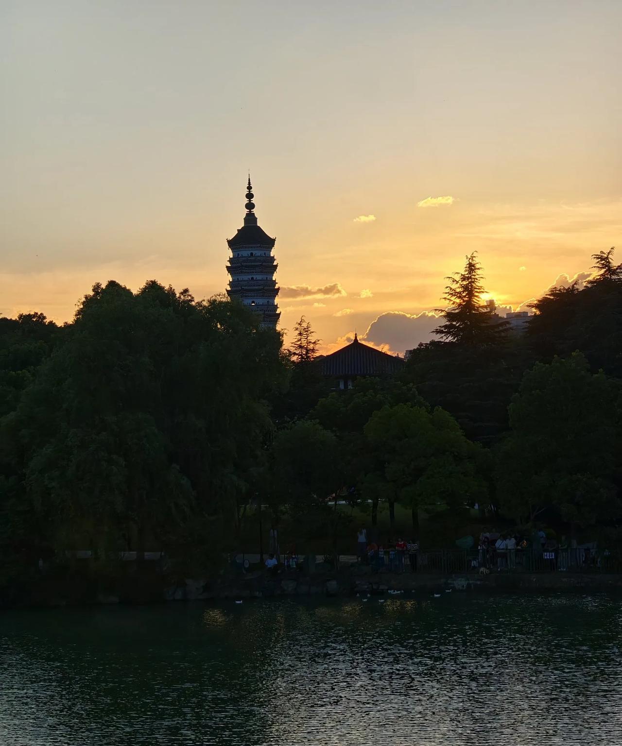 妻子的眼泪
一个遭受背叛的妻子，
她哭了，
她哭的不是对方的背叛，
哭的是：
—