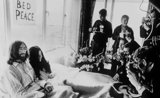“来吧，剪下我的衣服，随便哪里都行。”
1966年9月9日，在英国伦敦非洲表演中