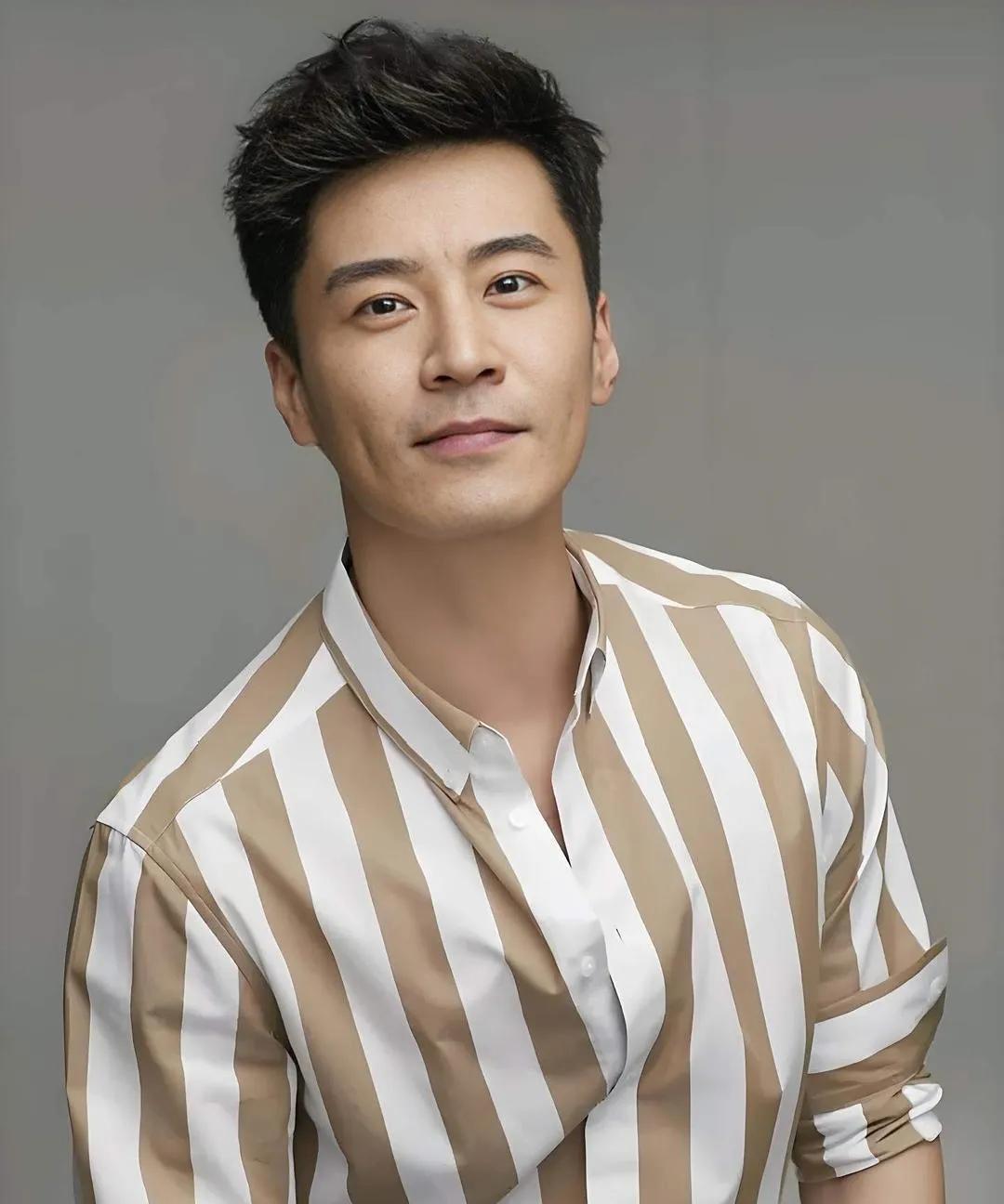 您知道吗？有个内地男演员，演技绝了！
论名气没胡歌大，论颜值不如朱一龙，但凭借独