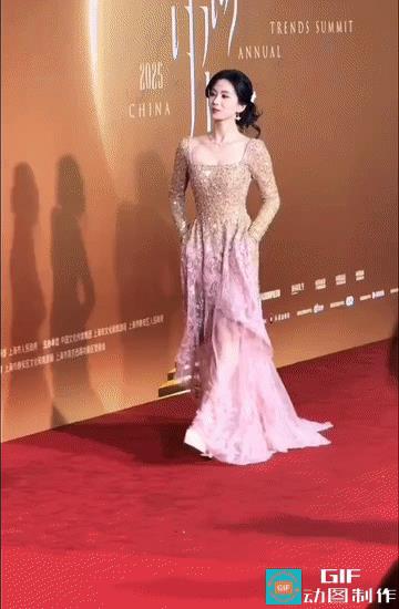 刘诗诗又给女星们上了一课，
双手插兜出场！
果然精致啊，
第一次知道这种礼服手还