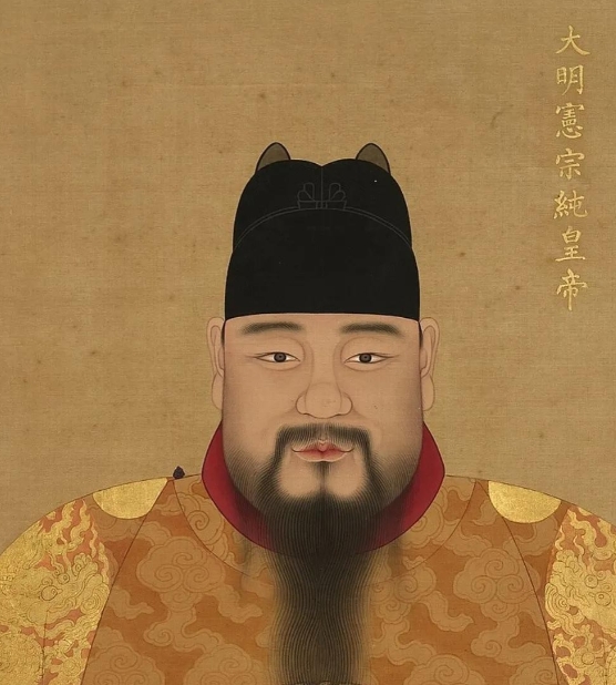 1462年，15岁太子朱见深在洗澡的时候，要乳娘进来加水。正当乳娘加水的时候，朱