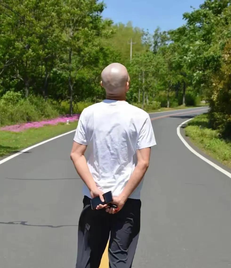 我邻居是个狠人，他40岁时，花100元买了个剪发神器，到今年55岁了还在用，老婆