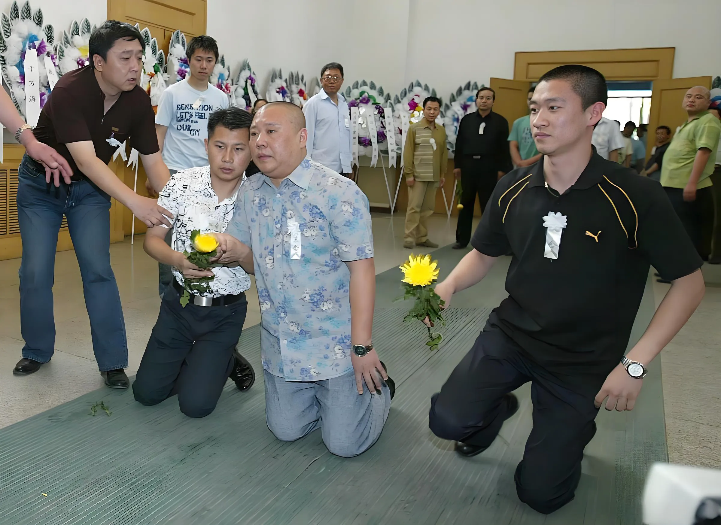 郭德纲携德云社师徒行跪拜礼