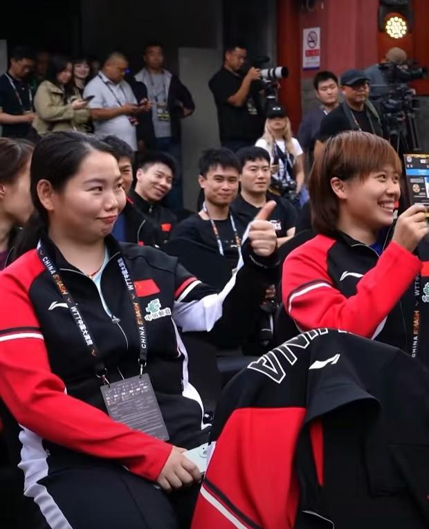 佳佳只能笑笑，给楚钦点个赞！
昨天女单最后一个签表出来后，何卓佳对王曼昱，这时队
