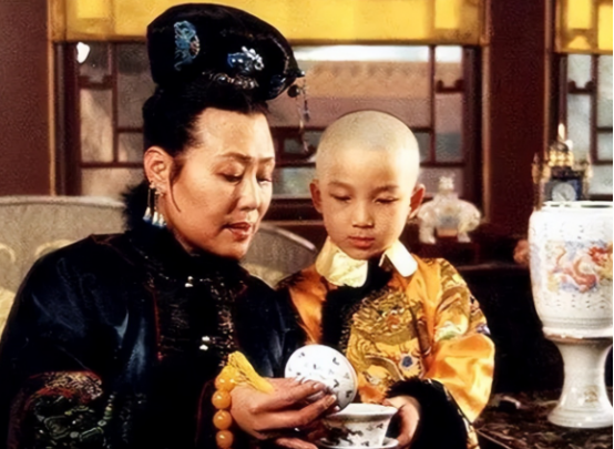 1687年，孝庄病逝，康熙哀嚎不已，捶胸跳脚，谁知，走出孝庄的寝宫后，他就命令侍