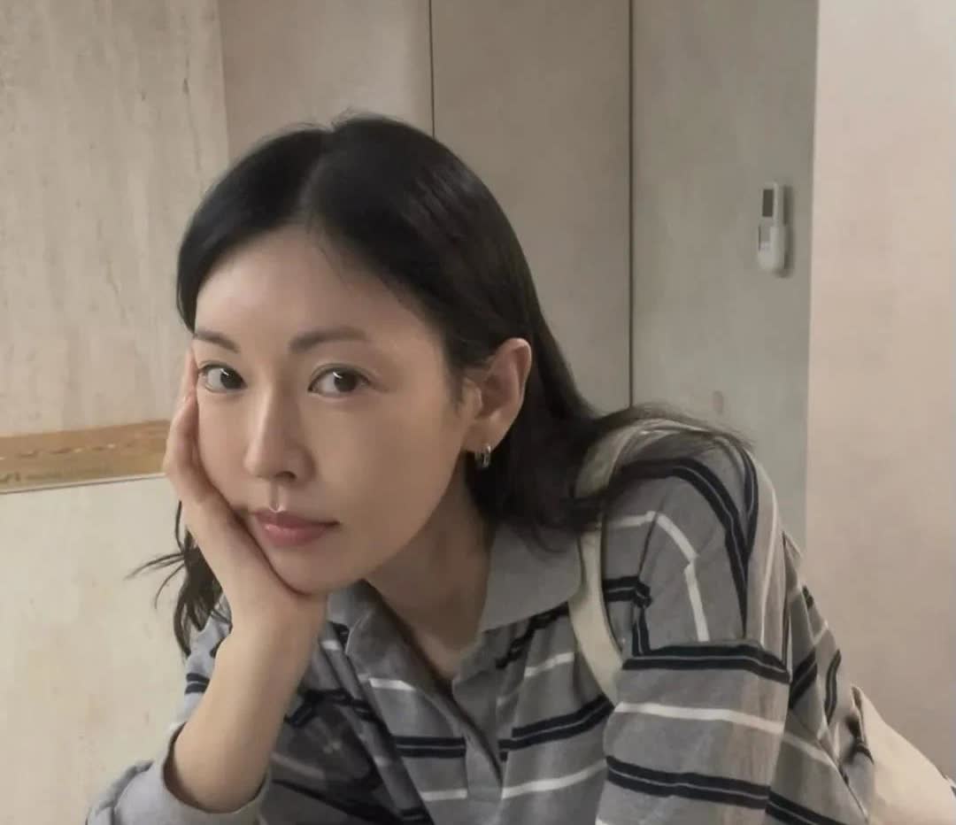 25日，演员金素妍在自己的Instagram上上传了照片。公开的照片中，金素妍单