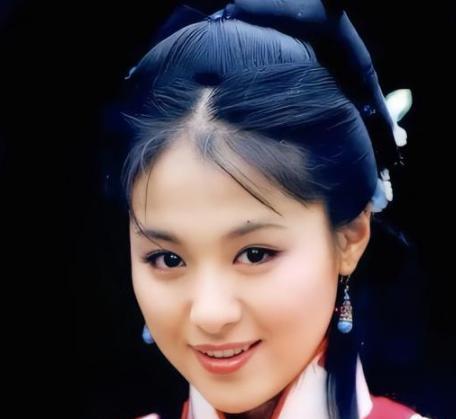 她曾经被誉为“赛西施”，虽已美人迟暮风华不再，却依然明眸皓齿灿烂动人。
沈傲君从