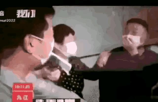 杜大娘见亲儿很紧张，然后旁边的人叫他喝口水， 就递给她一瓶矿泉水，大娘拿过矿泉水