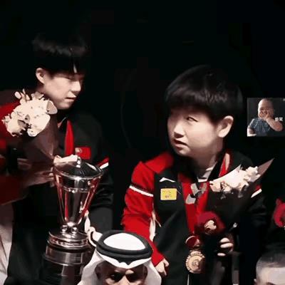 其实我已经快出坑了，
却被这张图又拉回来了！
头大的以为自己聪明，
就在捧杯的时