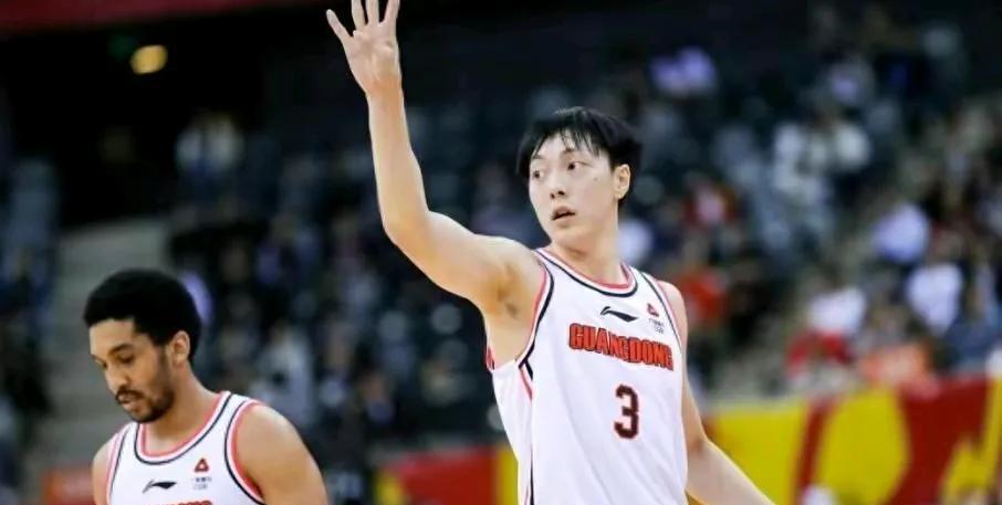 胡明轩换陈国豪加萨林杰独家签约权，听起来就有些不靠谱！
陈国豪确实是广东队想要得