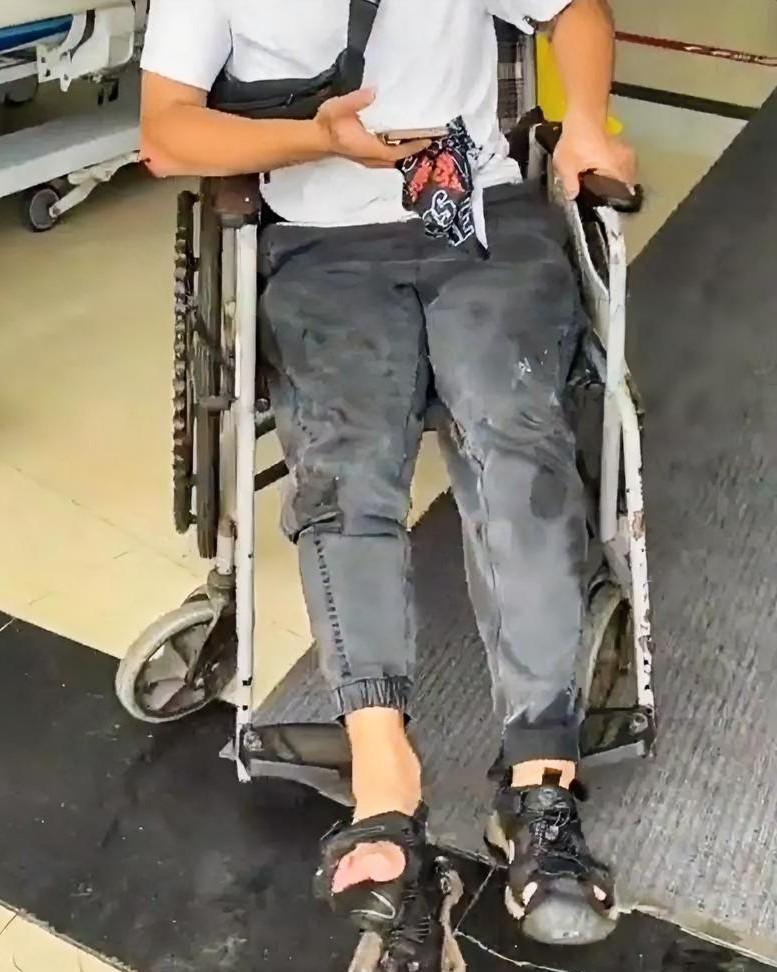 女生看着外卖骑手穿着一个烂鞋，从救护车上一瘸一拐的下来，然后坐在了轮椅上，而自己