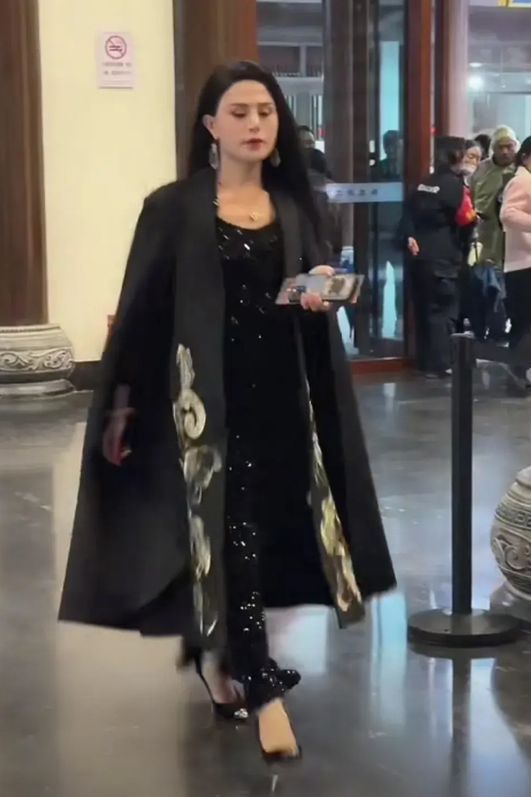 罗大美一个被男人耽误了的女人，反串女人那叫个美。男人看了神魂颠倒，女人看了自愧不